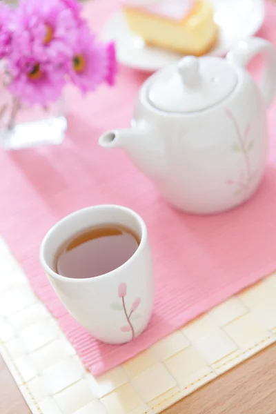 Šálek zeleného čaje s ranní slunce — Stock fotografie