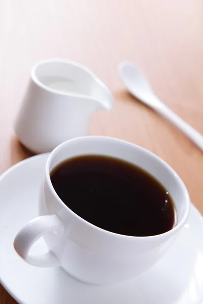 Caffè nero in una tazza bianca — Foto Stock