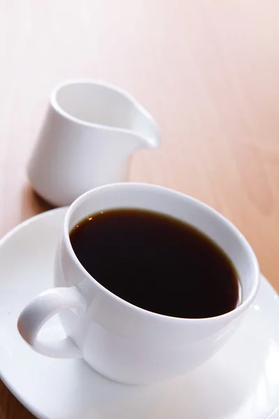 Schwarzer Kaffee in einer weißen Tasse — Stockfoto