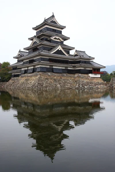 Odraz majestátně hradu, Japonsko — Stock fotografie