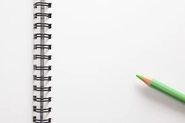 Notebook és zöld ceruza — Stock Fotó