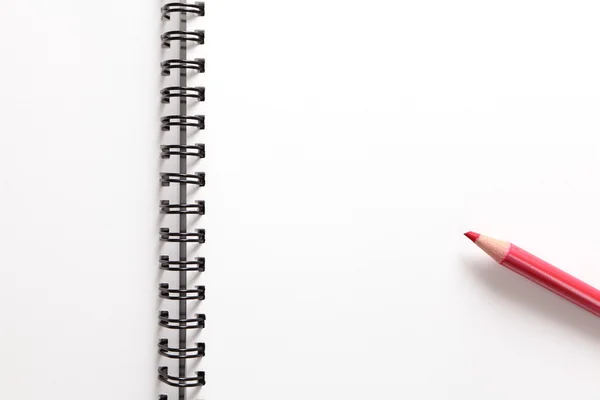 Notebook en rood potlood — Stockfoto