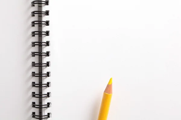 Anteckningsbok och gul penna — Stockfoto