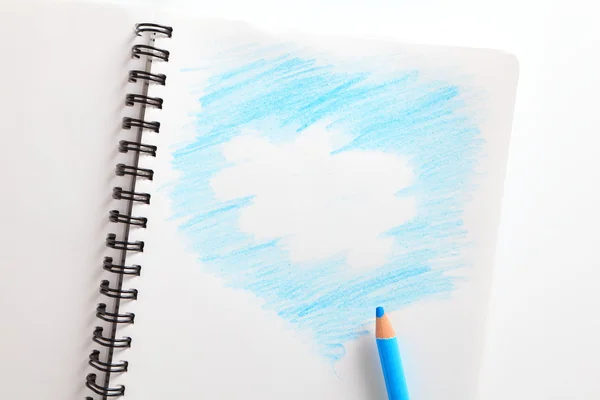 Σημειωματάριο (με το γαλάζιο του ουρανού, σύννεφο) και μπλε μολύβι — Φωτογραφία Αρχείου