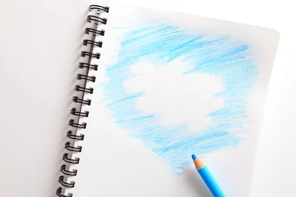 (mavi gökyüzü bulut ile) defter ve kalem mavi — Stok fotoğraf