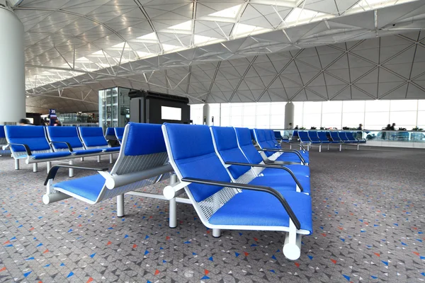 Ряд синего кресла в аэропорту — стоковое фото
