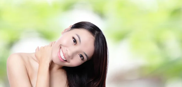 Belle asiatique fille sourire toucher son épaules avec vert bac — Photo