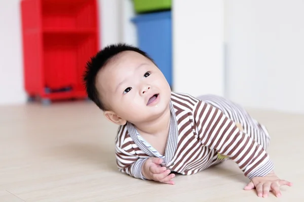 Χαριτωμένο μωρό που μπουσουλάει στο πάτωμα καθιστικό — Φωτογραφία Αρχείου