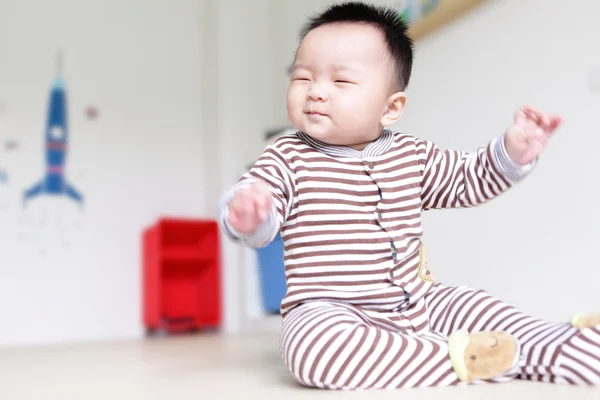 Симпатичный малыш счастлив закрыть глаза — стоковое фото