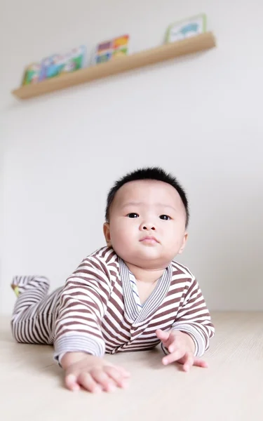 Söt baby kryper på vardagsrumsgolvet — Stockfoto