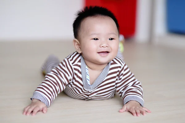 Lindo bebé arrastrándose en livingroom piso — Foto de Stock