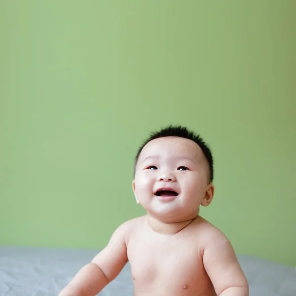 Bebê bonito olhar para a frente — Fotografia de Stock
