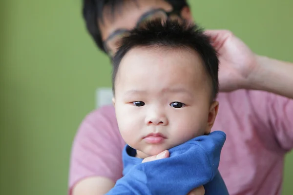 Lindo bebé divertido mirada cámara con su padre — Foto de Stock