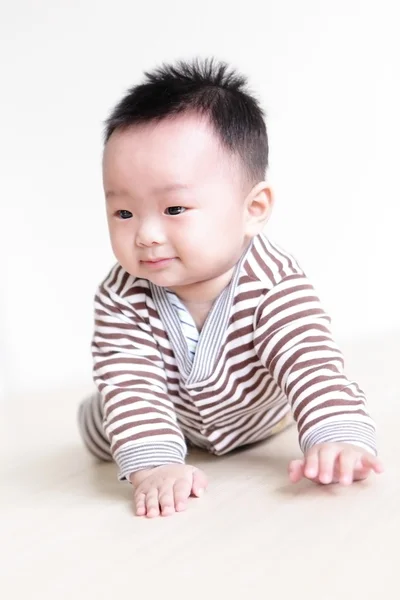 Χαριτωμένο μωρό που μπουσουλάει στο πάτωμα του σαλονιού — Φωτογραφία Αρχείου