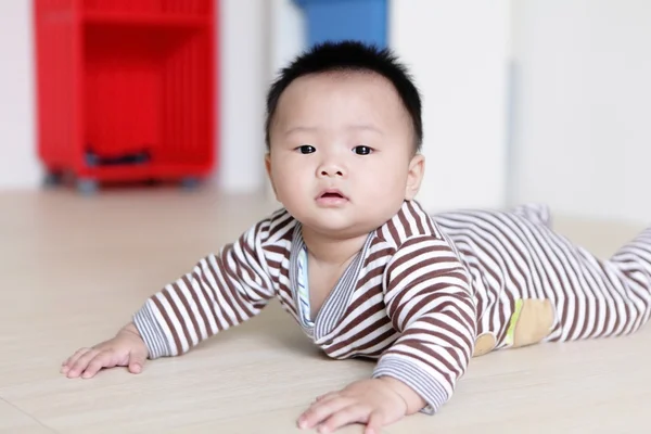 Мила дитина плаче на підлозі вітальні — стокове фото