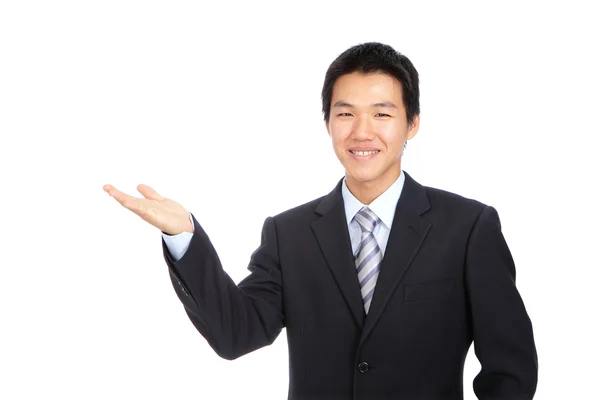 Молодий бізнесмен посміхається і показує введений жест руки — стокове фото
