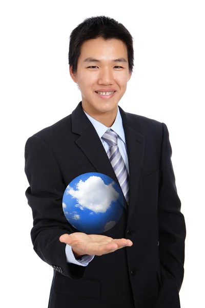 Młody biznesmen, trzymając dłoń chmury i niebo — Zdjęcie stockowe