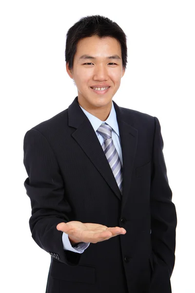 Молодий бізнесмен тримає руку, представляючи продукт — стокове фото
