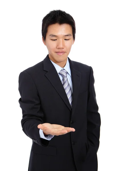 Ung affärsman hålla hand presenterar en produkt — Stockfoto