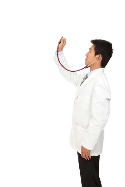 Junge Ärztin hört mit Stethoskop zu — Stockfoto