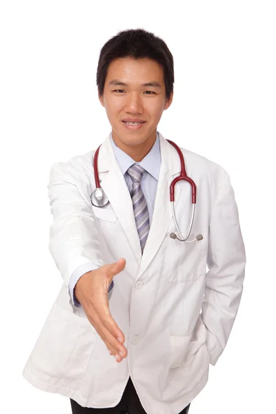 Mosolygó fiatal orvos ad kezét a kézfogás — Stock Fotó