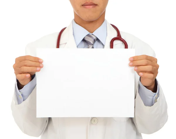 Joven médico sosteniendo papel blanco — Foto de Stock