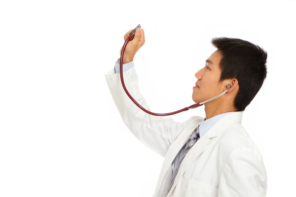Ung läkare med stetoskop — Stockfoto