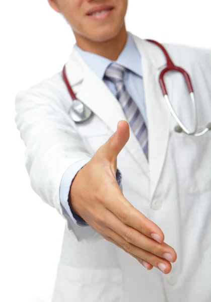 Lächelnder junger Arzt reicht Hand zum Händeschütteln — Stockfoto