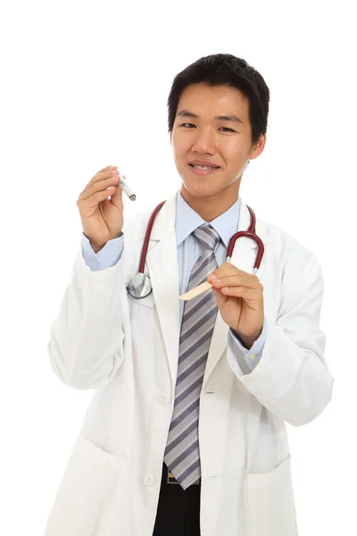 Joven asiático médico con estetoscopio — Foto de Stock