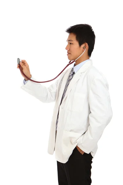 Genç Asyalı doktor stetoskop ile — Stok fotoğraf