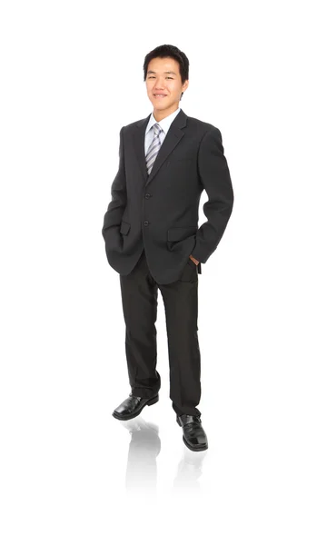 Joven hombre de negocios de pie con sonrisa confiada — Foto de Stock