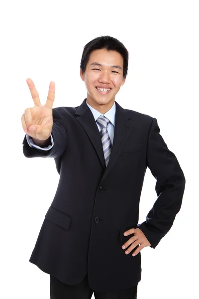 Молодой бизнесмен показывает знак победы — стоковое фото