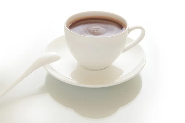 Tazza di bevanda calda al cioccolato con sfondo grigio — Foto Stock