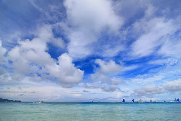 Hermoso mar y velero — Foto de Stock