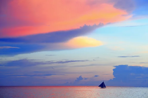 Прекрасний захід сонця з морем і вітрильним човном — стокове фото