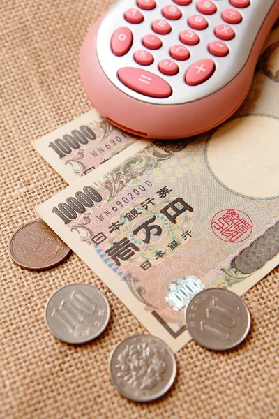 Японская иена (десять тысяч денег) с калькулятором — стоковое фото