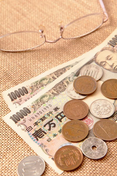 Iene japonês (dez mil dinheiro) com óculos — Fotografia de Stock