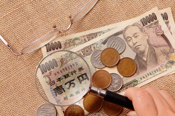 Vergrootglas op Japanse yen — Stockfoto