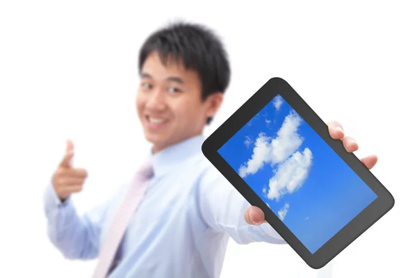 Homem de negócios mostrar tablet pc com sorriso — Fotografia de Stock