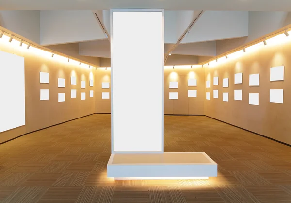 Пустые рамки для картин в зале художественной галереи — стоковое фото
