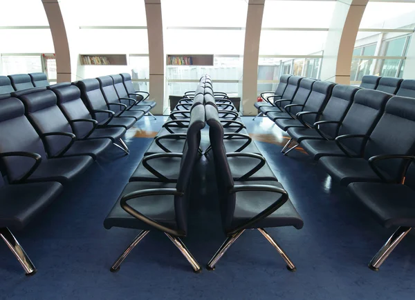 Rij van blauwe stoel op luchthaven — Stockfoto