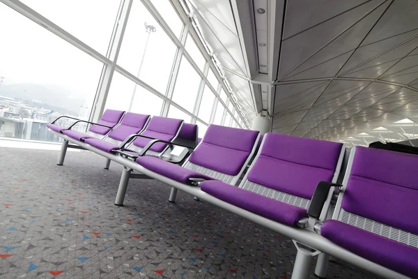 Fila di sedia viola all'aeroporto di Hong Kong — Foto Stock