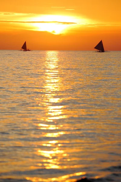 Υπέροχο ηλιοβασίλεμα με θάλασσα και ιστιοφόρο — Φωτογραφία Αρχείου