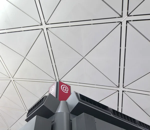 E-sign ikon med modern byggnad — Stockfoto