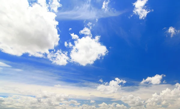 Nube blanca y cielo azul —  Fotos de Stock