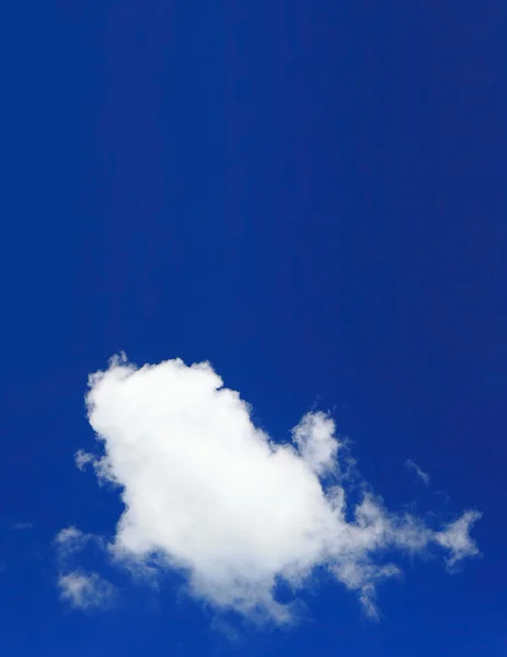 Beyaz bulut ve mavi gökyüzü — Stok fotoğraf