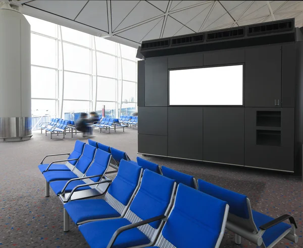 Panneau d'affichage vierge et chaise bleue dans l'aéroport international — Photo