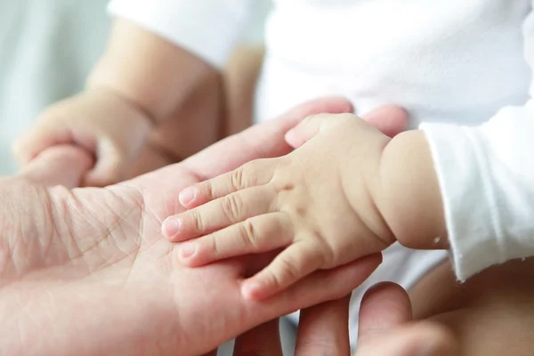 Pai e bebê mão Closeup — Fotografia de Stock
