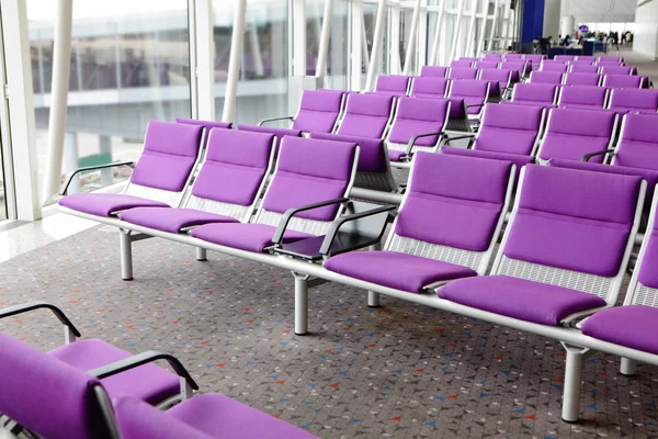 Wiersz fioletowy fotel na lotnisku — Zdjęcie stockowe