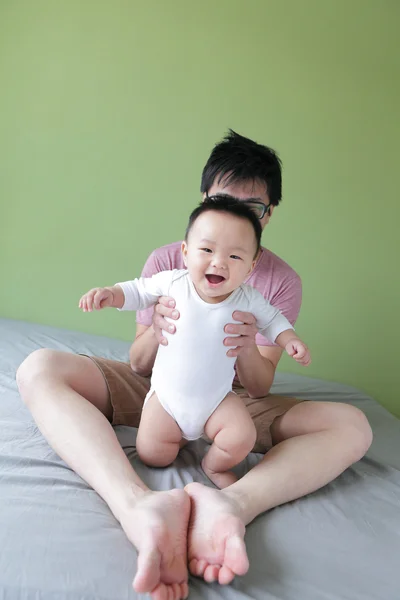 Χαρούμενος παιχνίδι μικρά πατέρας με το μωρό — Φωτογραφία Αρχείου